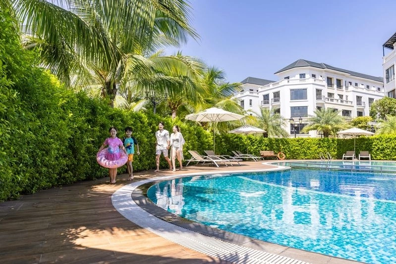 越南 Ocean Park 住宅區內的豪華露天泳池與熱帶園林配套，家庭住客享受度假式生活設施，適合長租及度假屋投資。