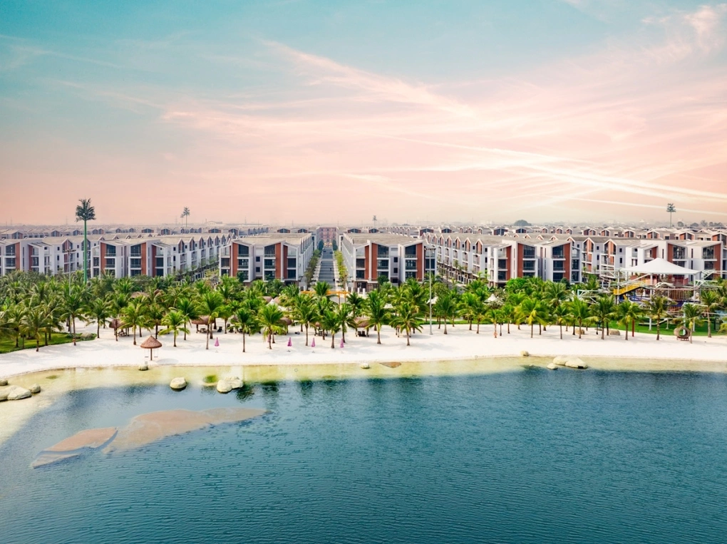 河內 Ocean Park 超級城市規劃全景，現代化住宅別墅群臨近人工沙灘與水晶湖，結合商業與娛樂配套的綜合發展模型。