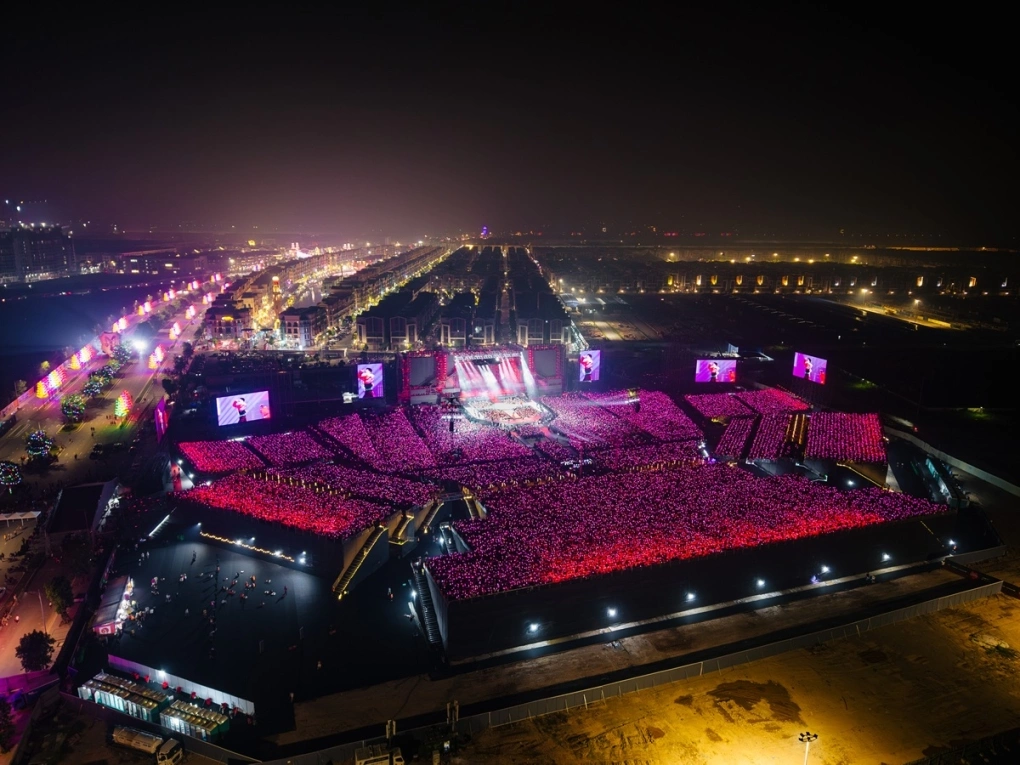 越南河內 Ocean Park 舉辦大型 Y-Concert 音樂節盛況，紫色燈光海匯聚萬人參與，展現該區強大的旅遊與活動住宿需求。